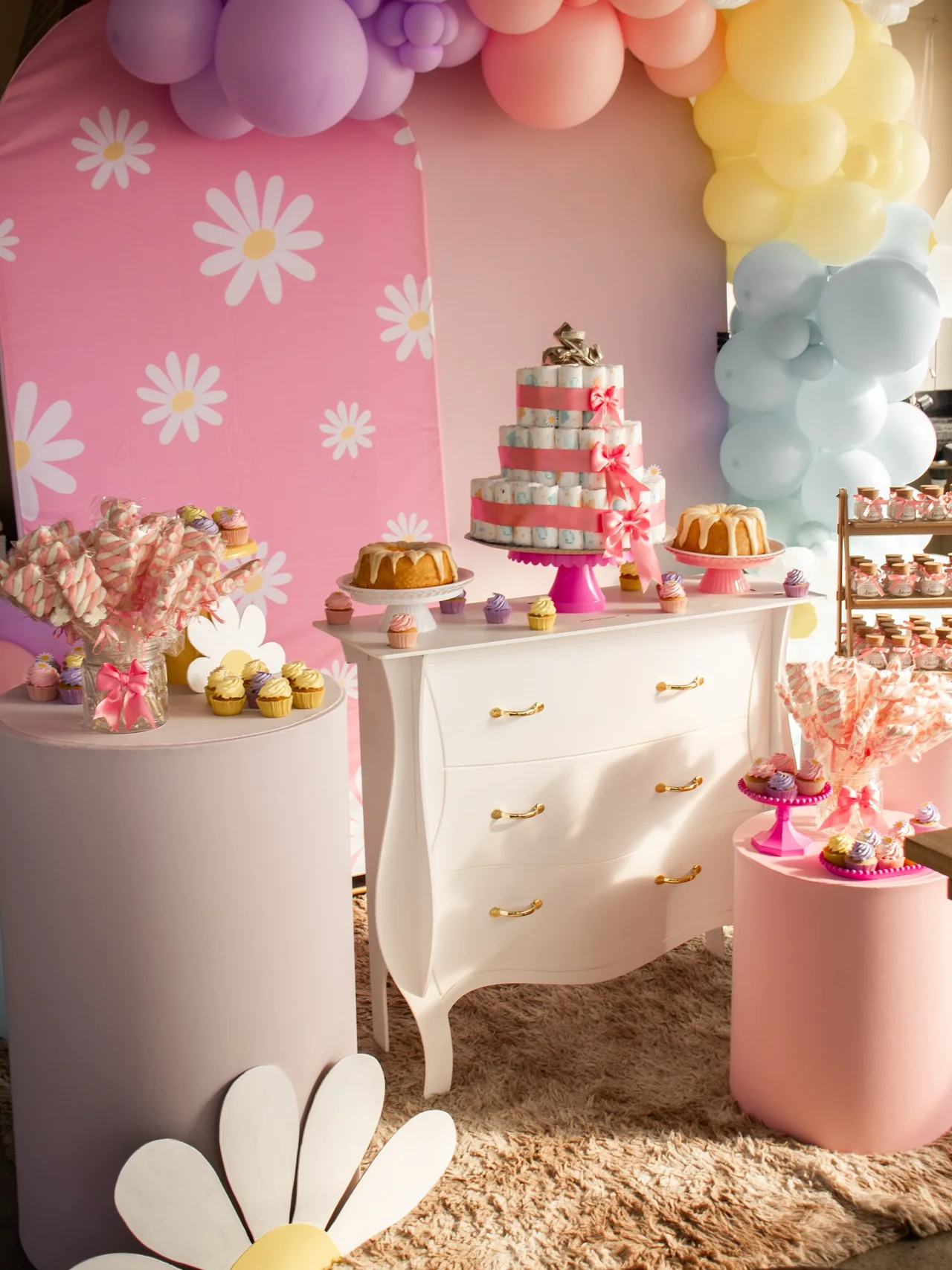 Mesa e decoração em tons rosa no chá de bebê.